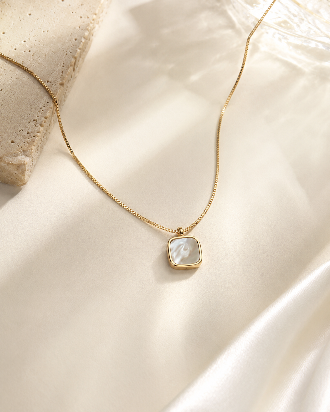 Élodie Shell Pendant ネックレス