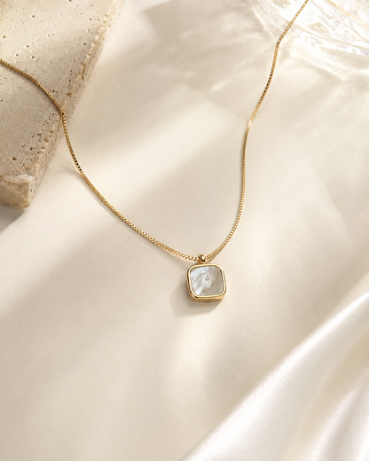 Élodie Shell Pendant ネックレス