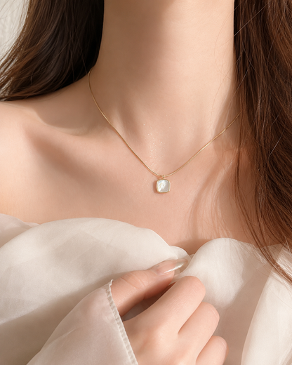Élodie Shell Pendant ネックレス